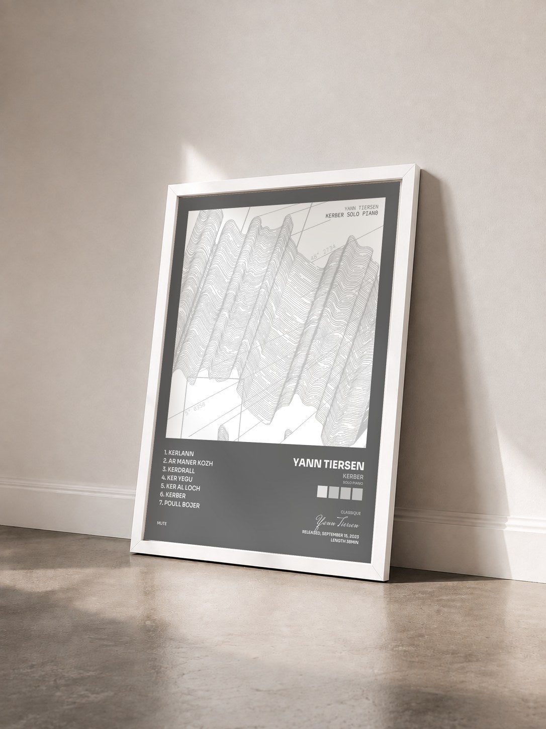 #blanc Tableau de l'album Kerber (Solo Piano) de Yann Tiersen vu de trois quarts, cadre blanc