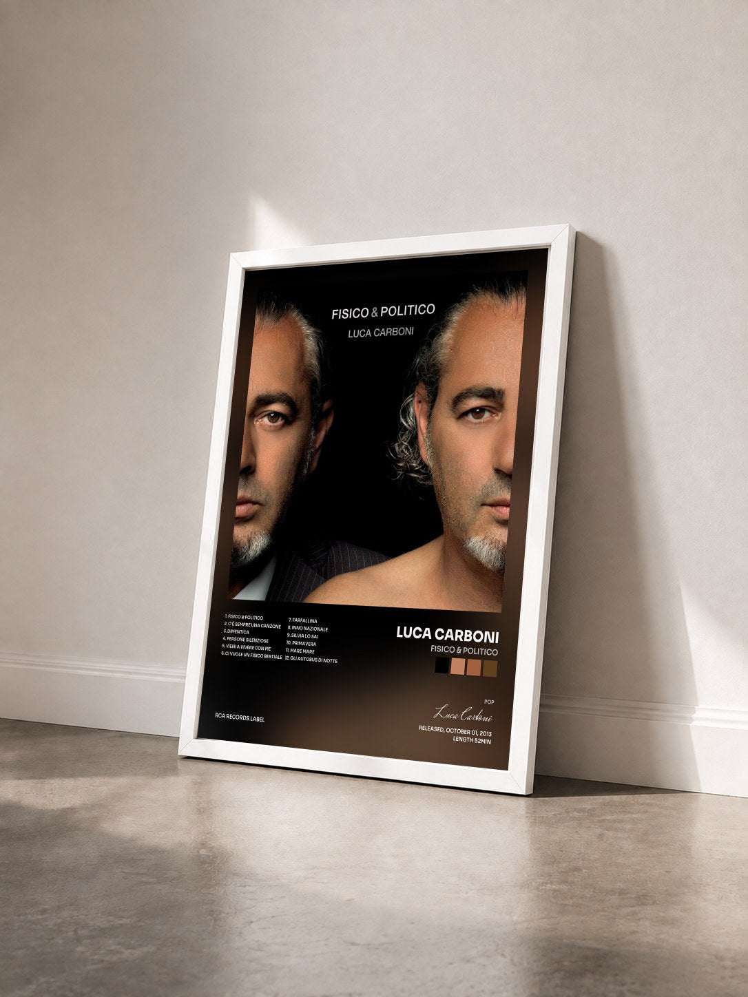 #blanc Tableau de l'album Fisico & Politico de Luca Carboni vu de trois quarts, cadre blanc