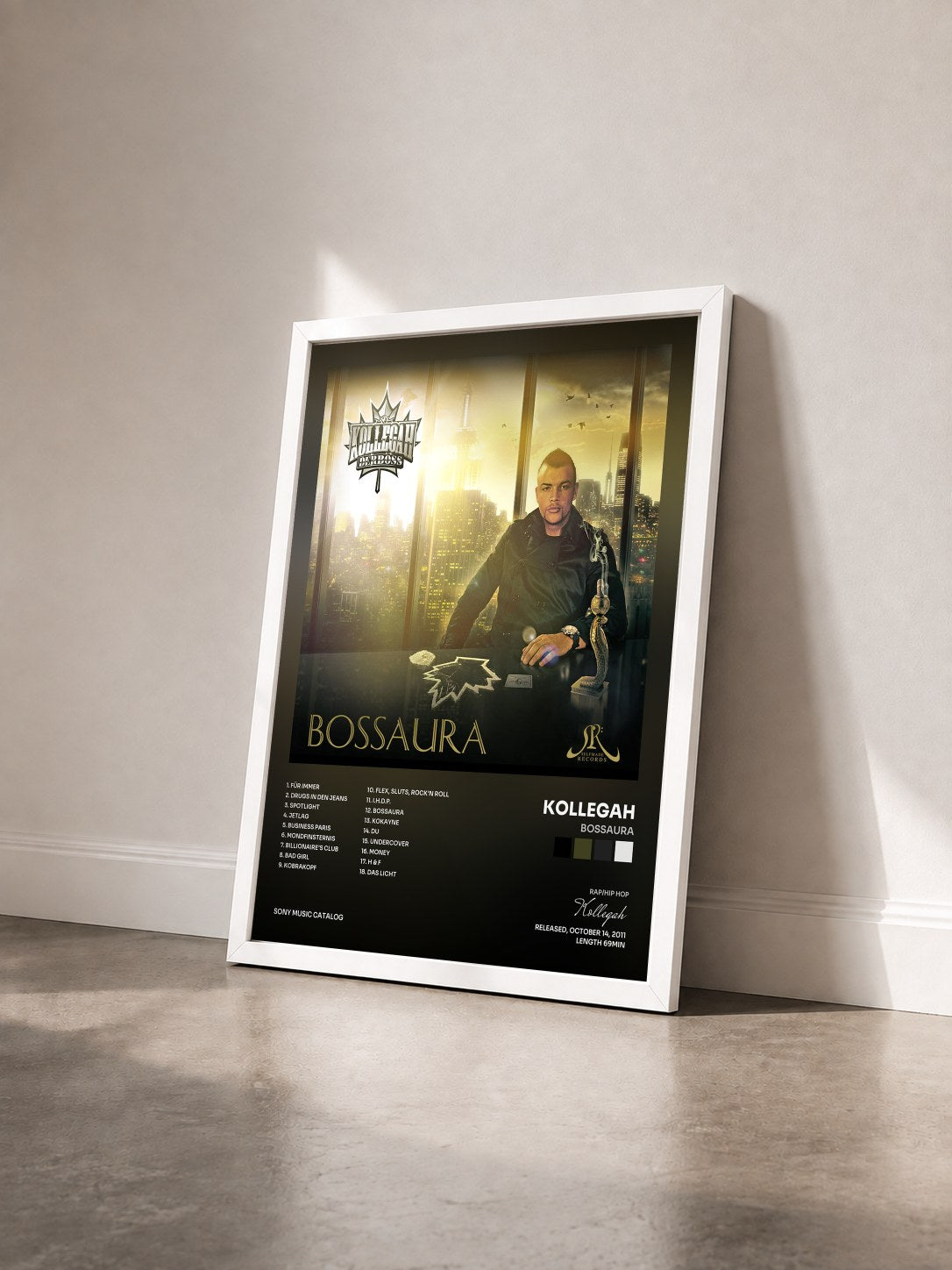 #blanc Tableau de l'album Bossaura de Kollegah vu de trois quarts, cadre blanc