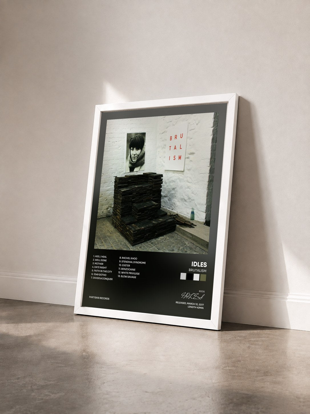 #blanc Tableau de l'album Brutalism de IDLES vu de trois quarts, cadre blanc