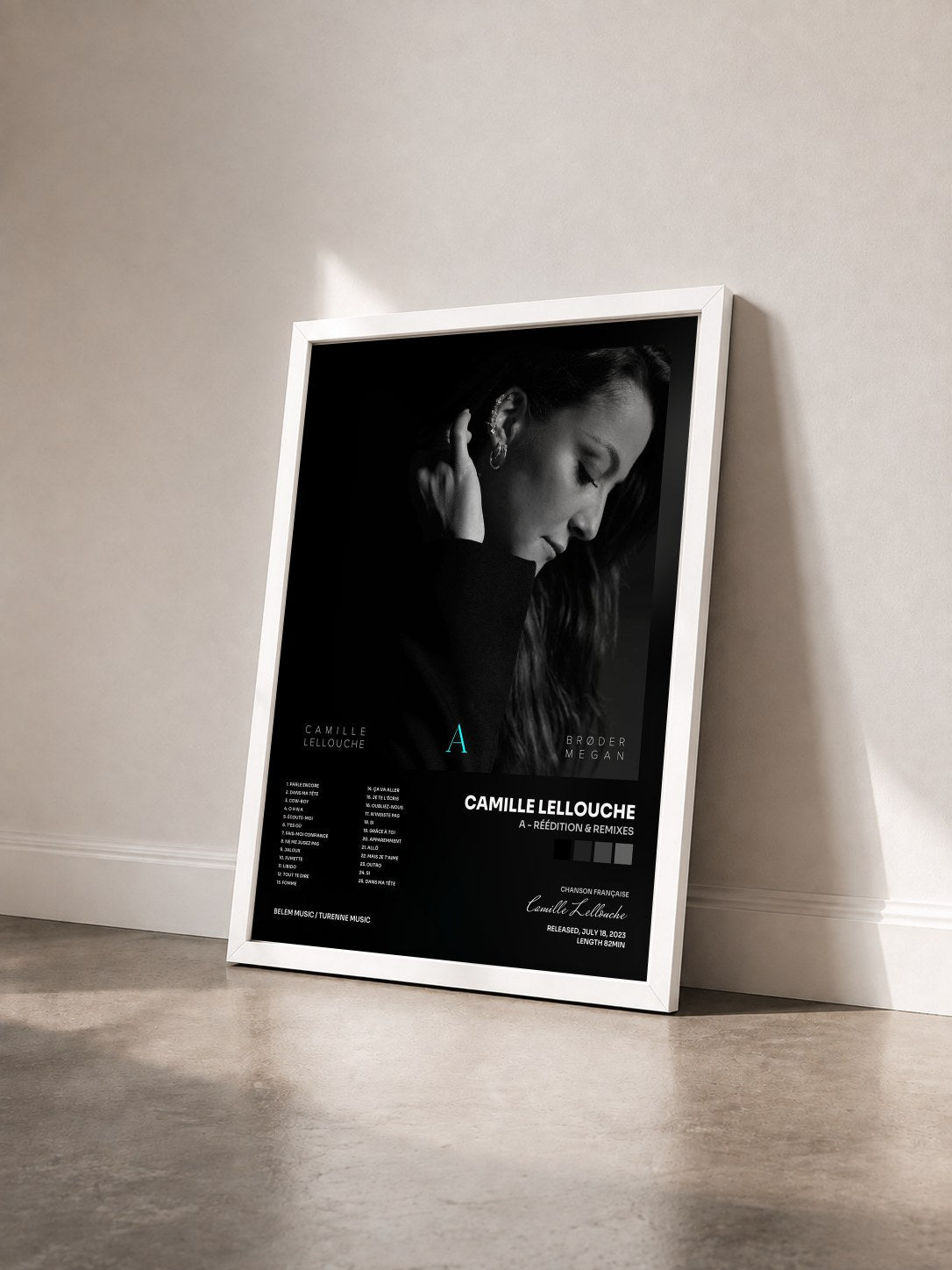 #blanc Tableau de l'album A - RÉÉDITION & REMIXES de Camille Lellouche vu de trois quarts, cadre blanc