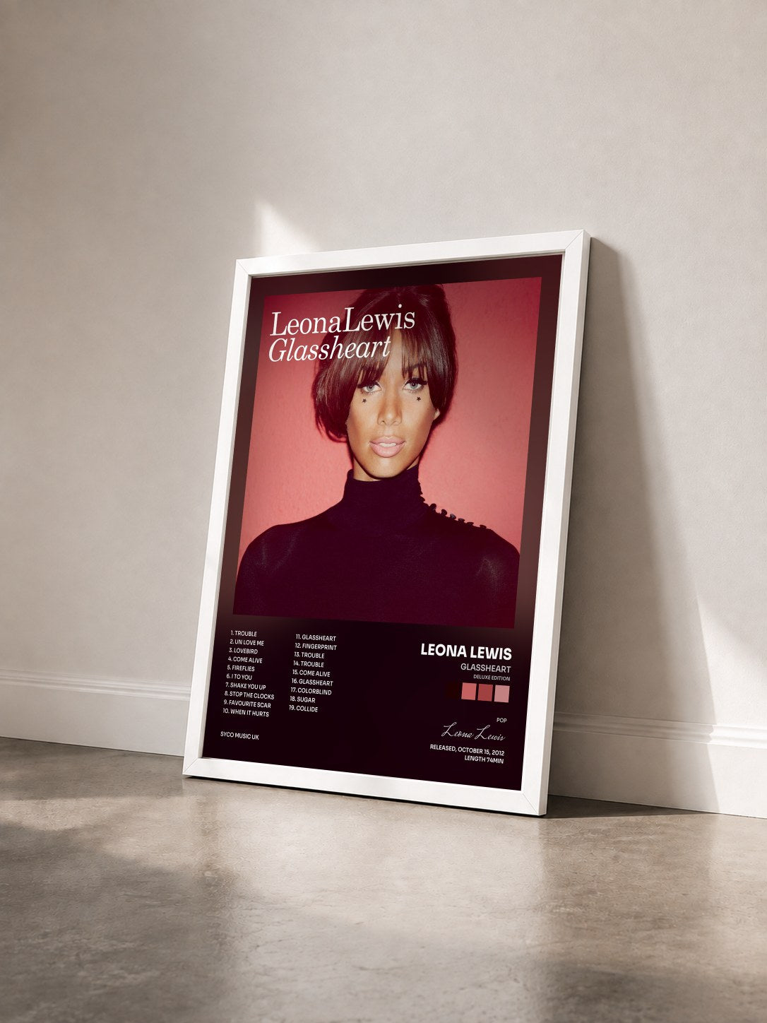 #blanc Tableau de l'album Glassheart (Deluxe Edition) de Leona Lewis vu de trois quarts, cadre blanc