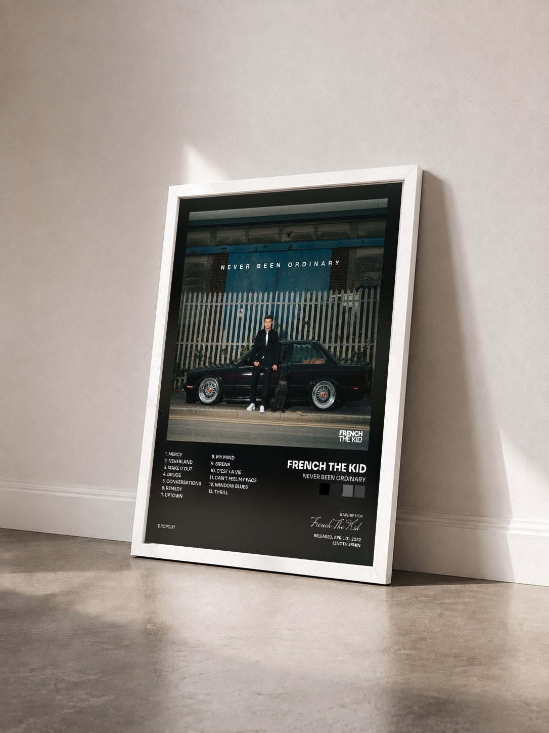 #blanc Tableau de l'album Never Been Ordinary de French The Kid vu de trois quarts, cadre blanc