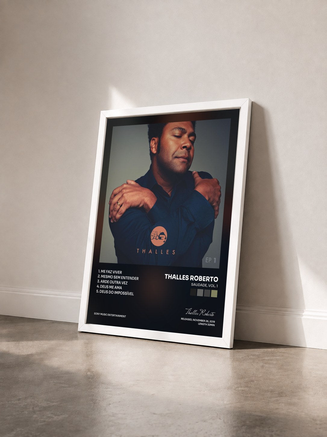 #blanc Tableau de l'album Saudade, Vol. 1 de Thalles Roberto vu de trois quarts, cadre blanc