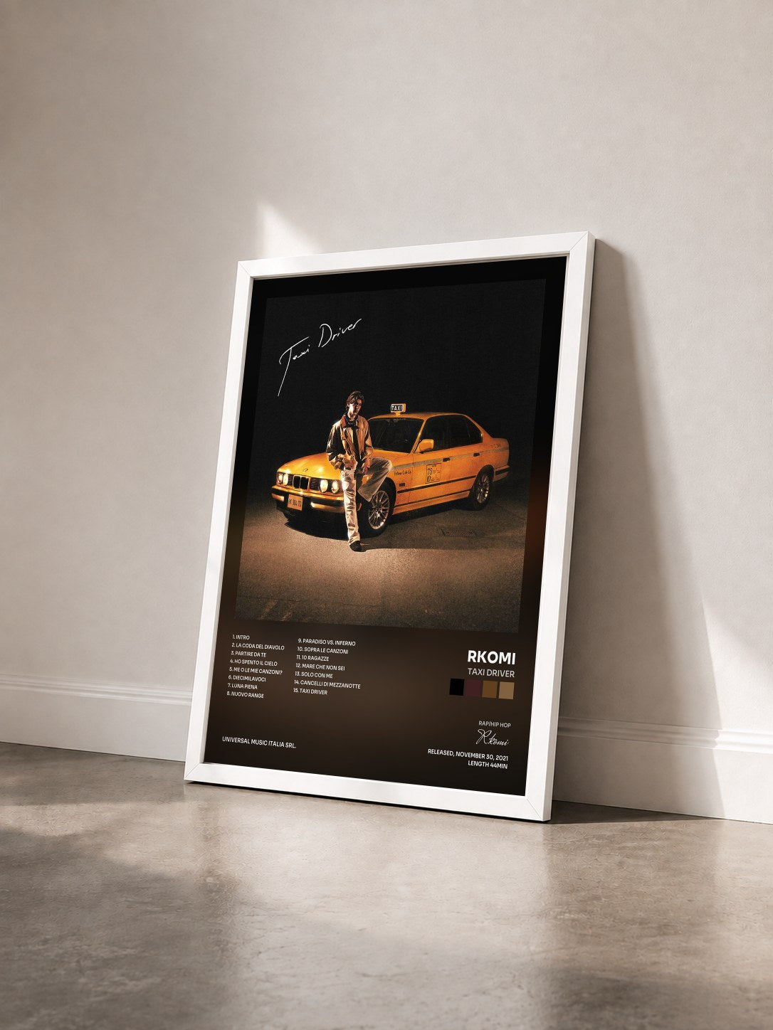 #blanc Tableau de l'album TAXI DRIVER de Rkomi vu de trois quarts, cadre blanc