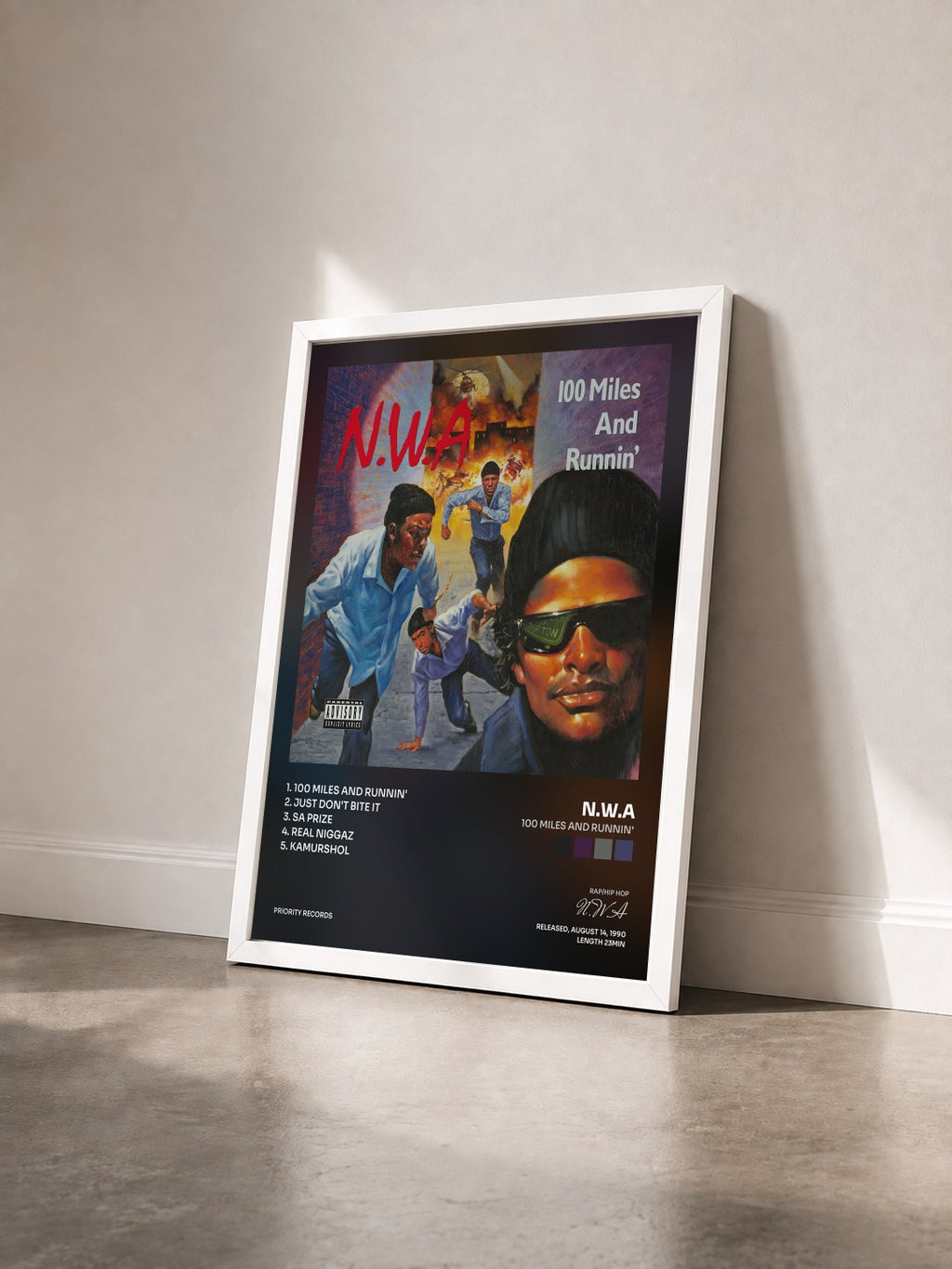 #blanc Tableau de l'album 100 Miles And Runnin' de N.W.A vu de trois quarts, cadre blanc