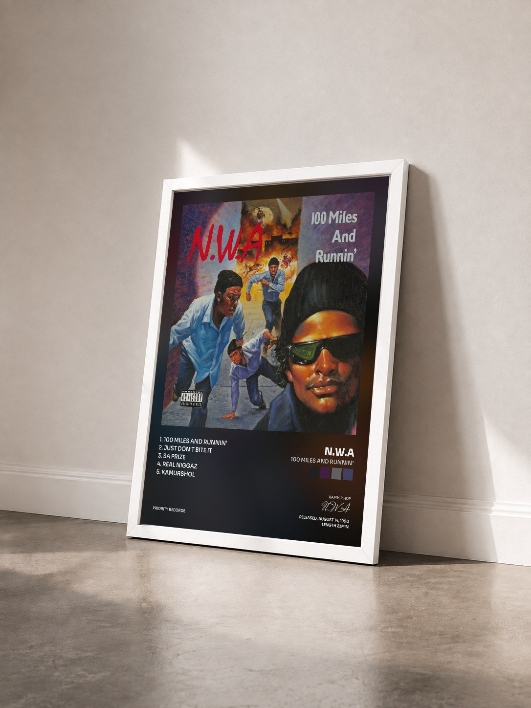#blanc Tableau de l'album 100 Miles And Runnin' de N.W.A vu de trois quarts, cadre blanc