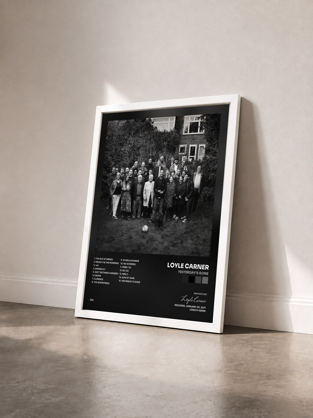 #blanc Tableau de l'album Yesterday's Gone de Loyle Carner vu de trois quarts, cadre blanc