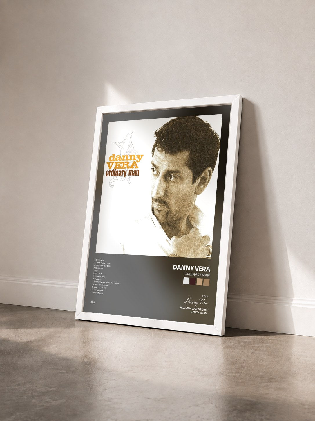 #blanc Tableau de l'album Ordinary Man de Danny Vera vu de trois quarts, cadre blanc