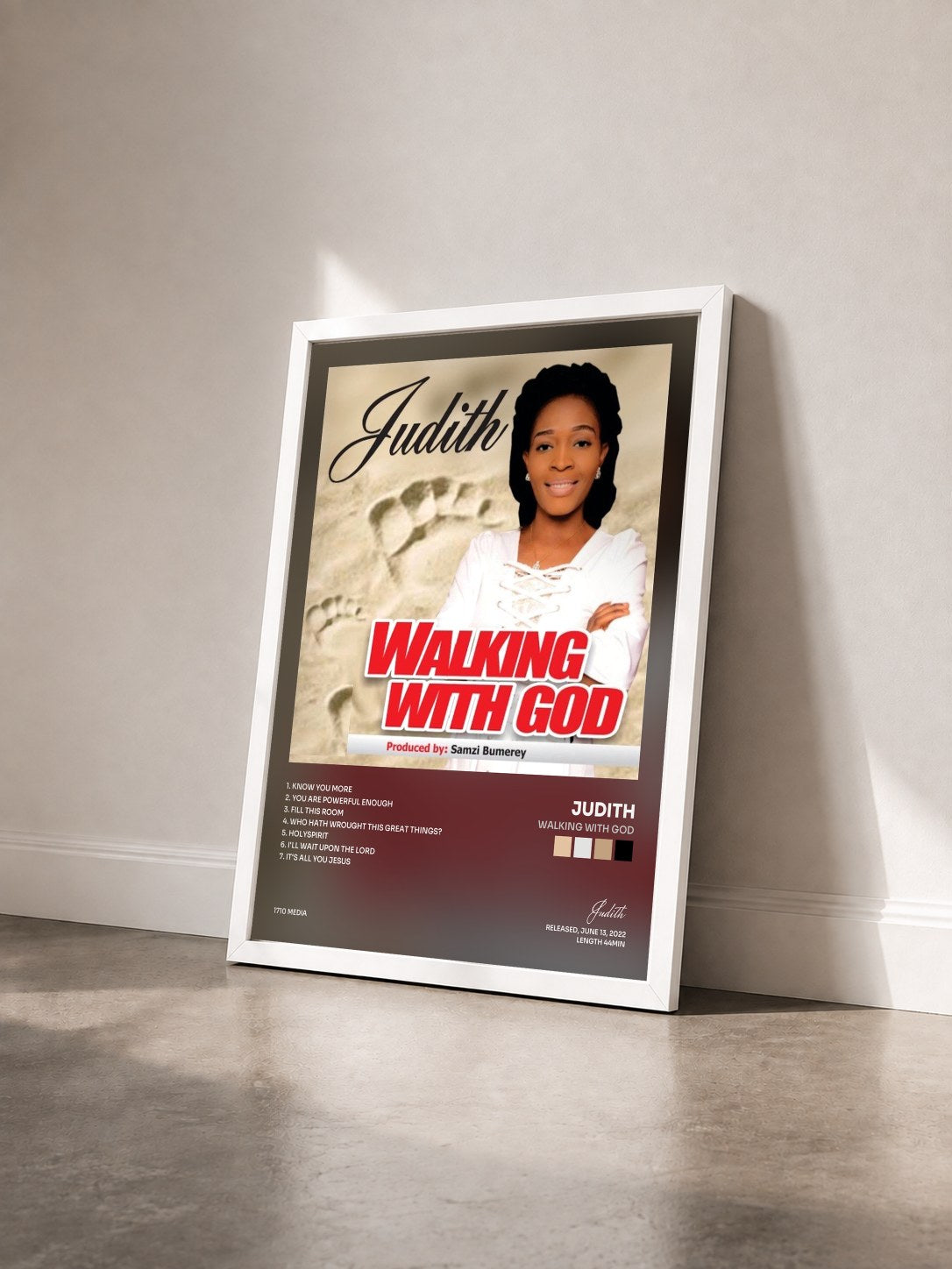 #blanc Tableau de l'album Walking with God de Judith vu de trois quarts, cadre blanc