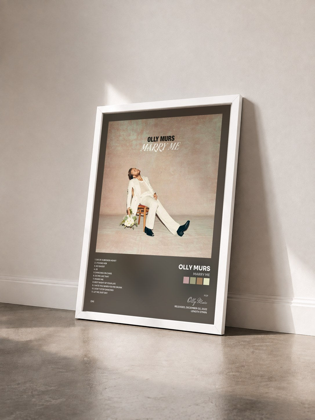 #blanc Tableau de l'album Marry Me de Olly Murs vu de trois quarts, cadre blanc