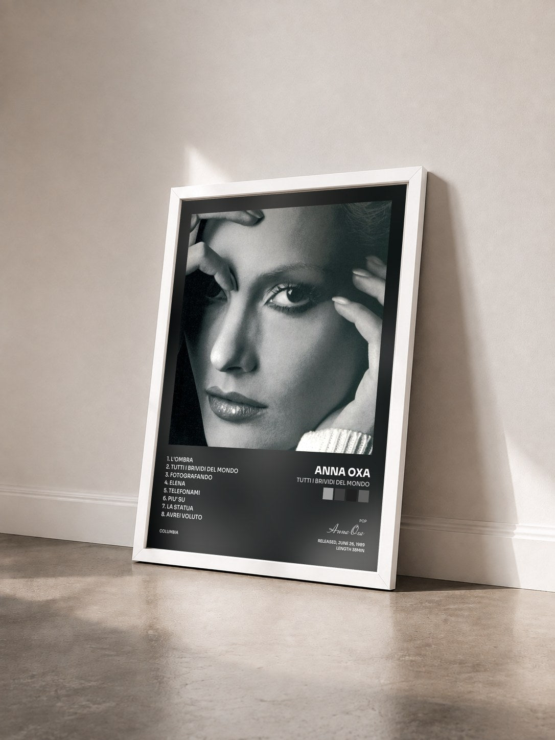 #blanc Tableau de l'album Tutti i brividi del mondo de Anna Oxa vu de trois quarts, cadre blanc