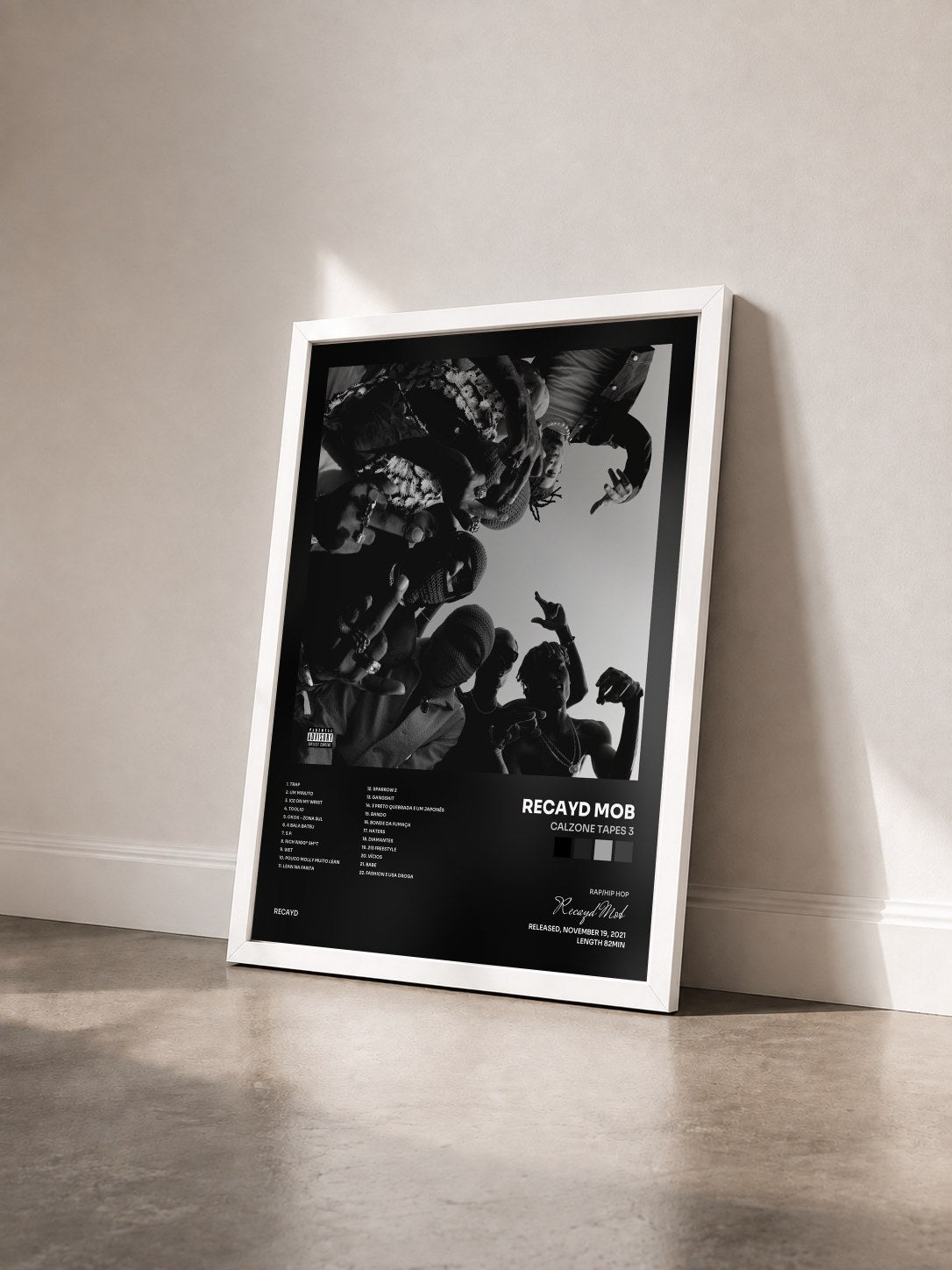 #blanc Tableau de l'album Calzone Tapes 3 de Recayd Mob vu de trois quarts, cadre blanc