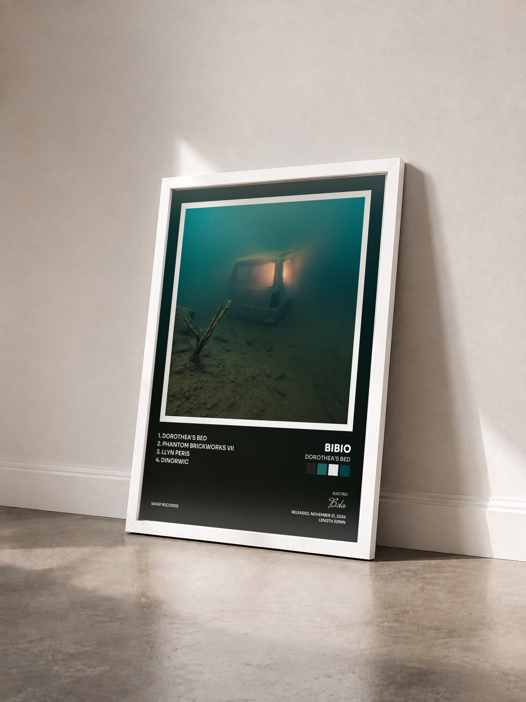 #blanc Tableau de l'album DOROTHEA’S BED de Bibio vu de trois quarts, cadre blanc
