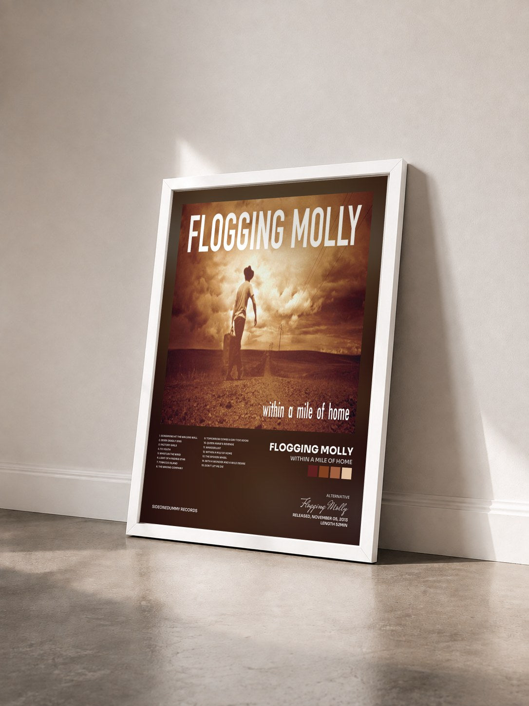 #blanc Tableau de l'album Within a Mile of Home de Flogging Molly vu de trois quarts, cadre blanc