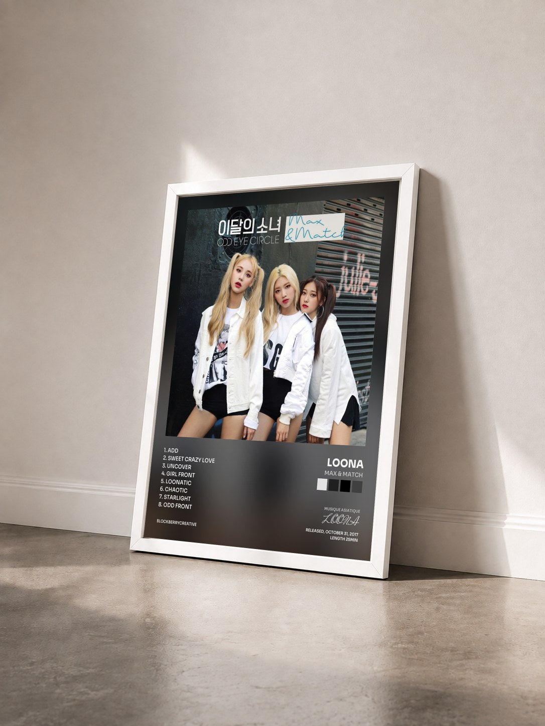 #blanc Tableau de l'album Max & Match de LOONA vu de trois quarts, cadre blanc