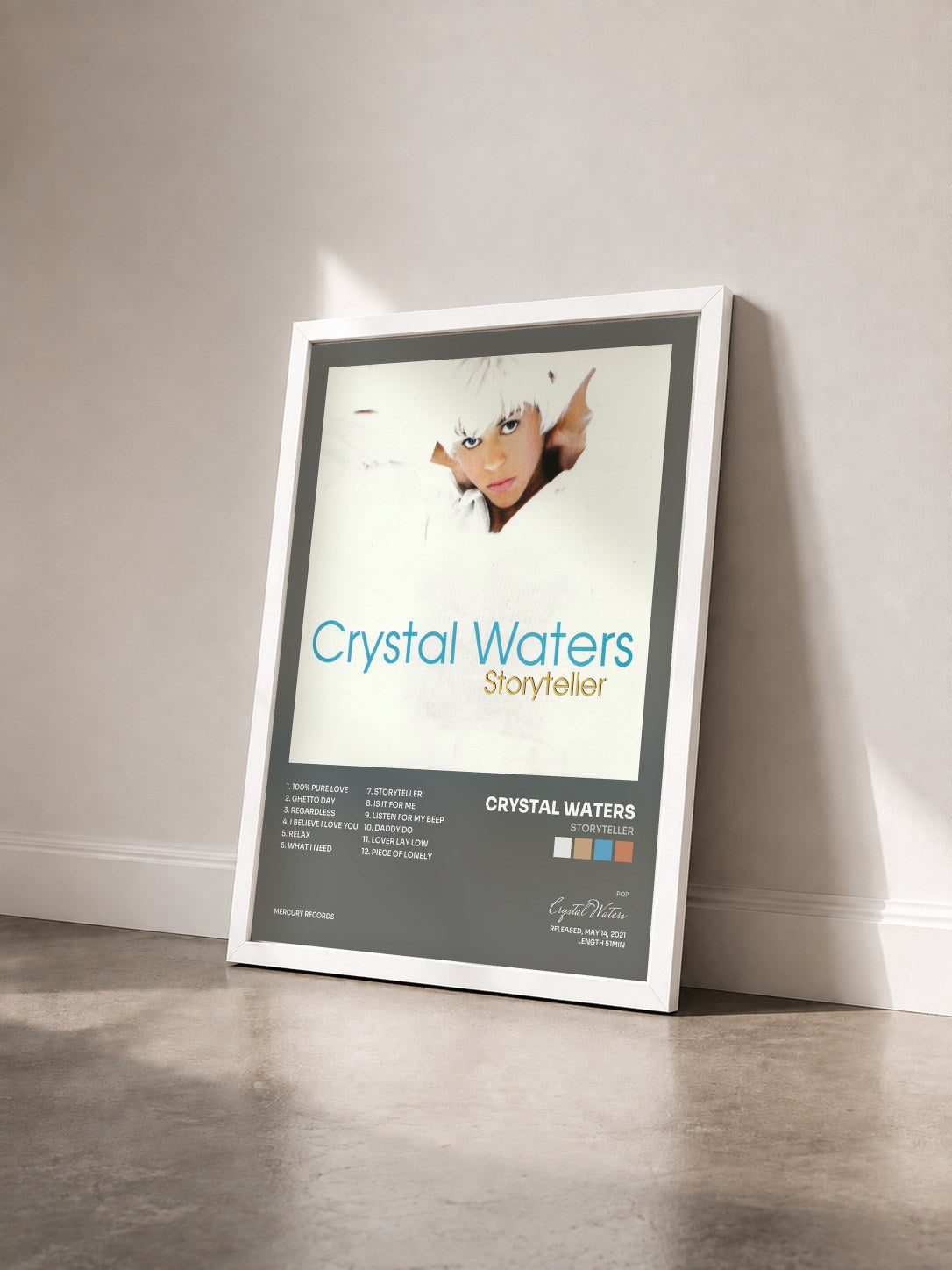 #blanc Tableau de l'album Storyteller de Crystal Waters vu de trois quarts, cadre blanc
