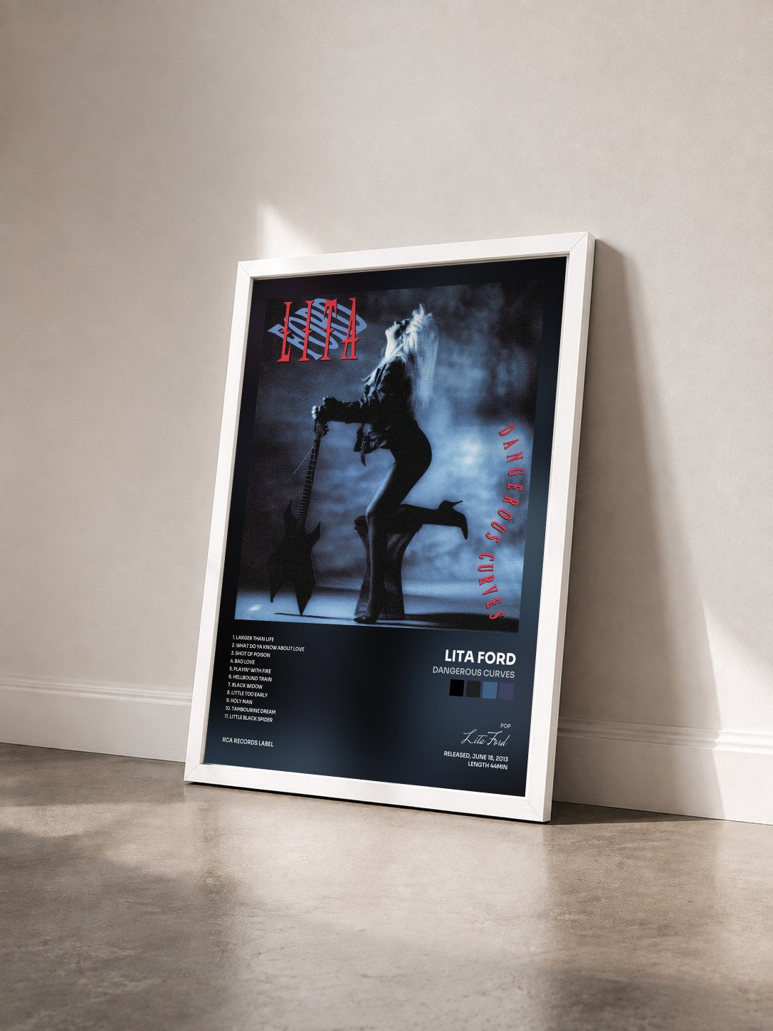 #blanc Tableau de l'album Dangerous Curves de Lita Ford vu de trois quarts, cadre blanc
