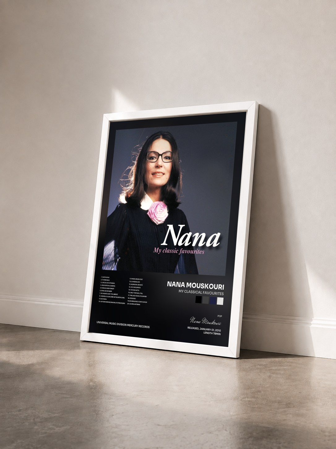 #blanc Tableau de l'album My Classical Favourites de Nana Mouskouri vu de trois quarts, cadre blanc