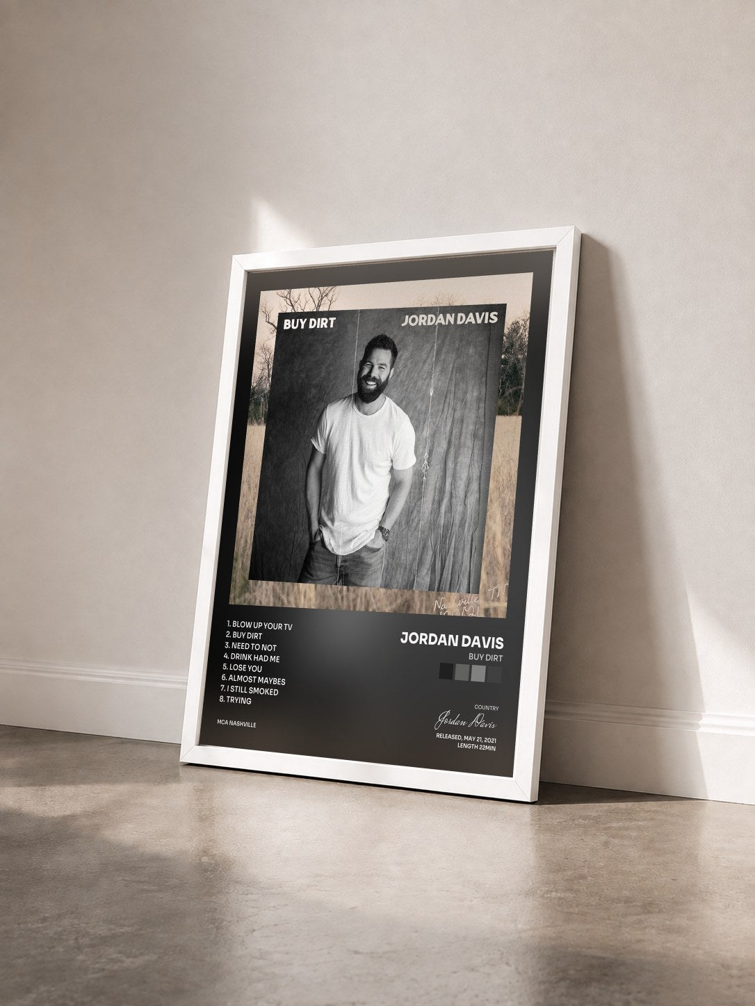 #blanc Tableau de l'album Buy Dirt de Jordan Davis vu de trois quarts, cadre blanc