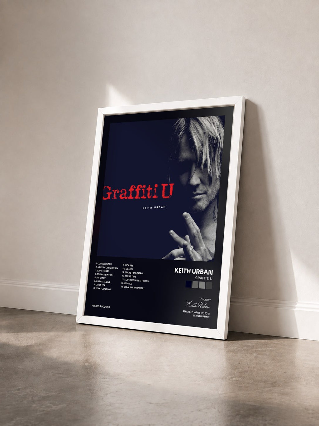 #blanc Graffiti U von Keith Urban als gerahmter Kunstdruck von schräg gesehen, weißer Rahmen