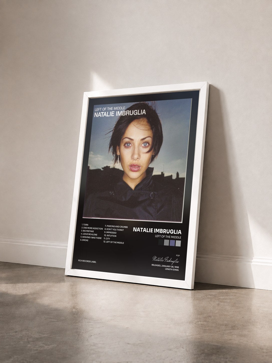 #blanc Tableau de l'album Left Of The Middle de Natalie Imbruglia vu de trois quarts, cadre blanc
