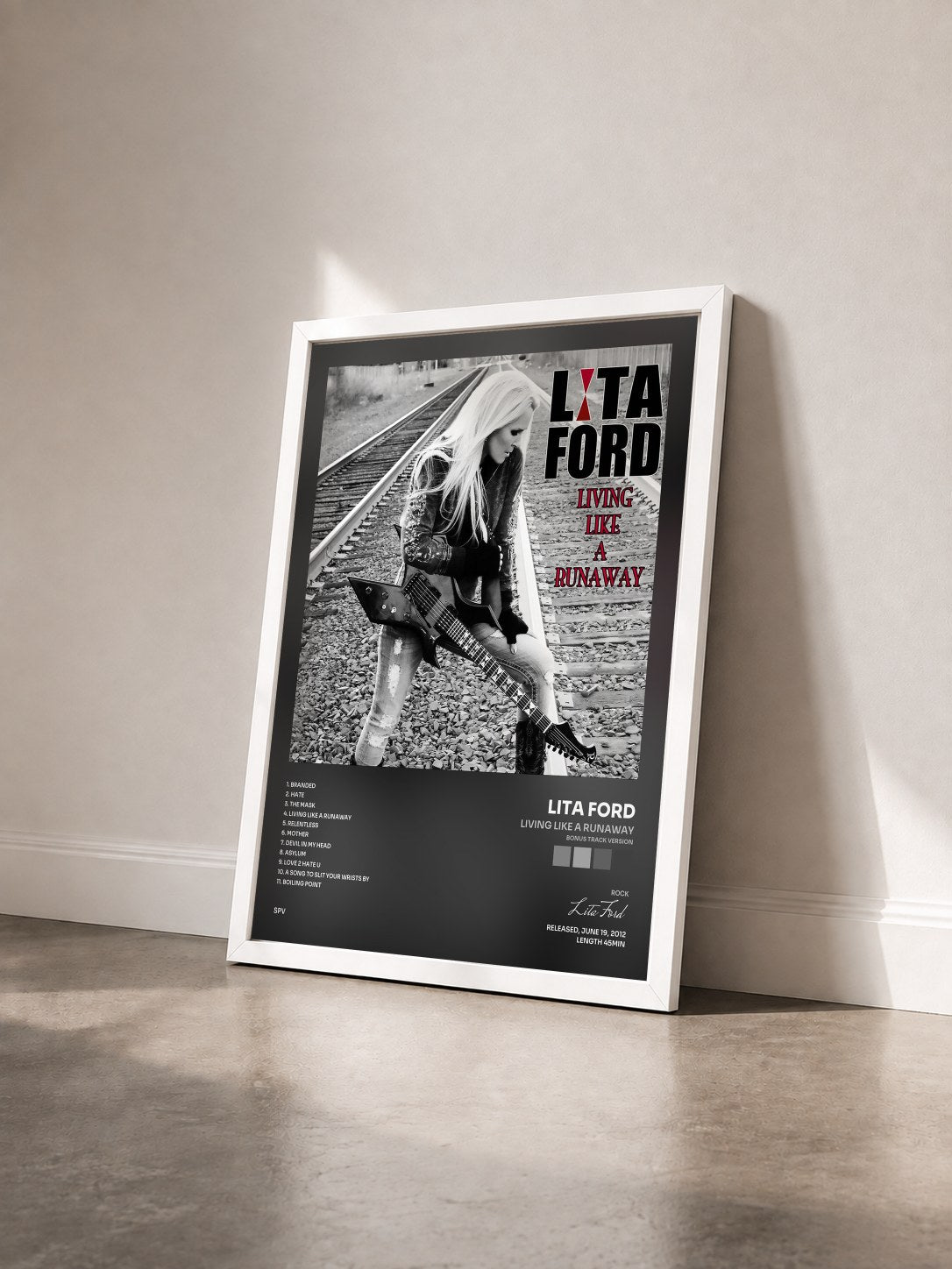 #blanc Tableau de l'album Living Like a Runaway (Bonus Track Version) de Lita Ford vu de trois quarts, cadre blanc