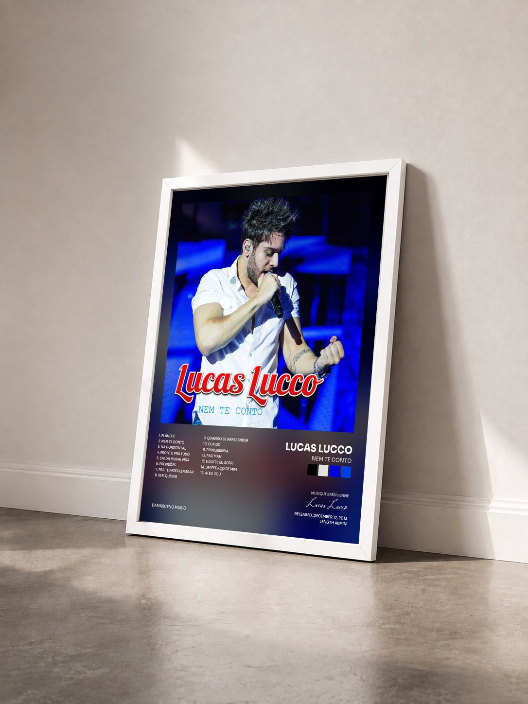 #blanc Tableau de l'album Nem Te Conto de Lucas Lucco vu de trois quarts, cadre blanc