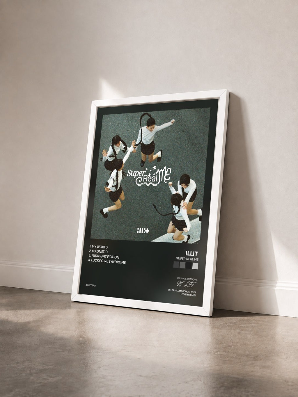 #blanc Tableau de l'album SUPER REAL ME de ILLIT  vu de trois quarts, cadre blanc