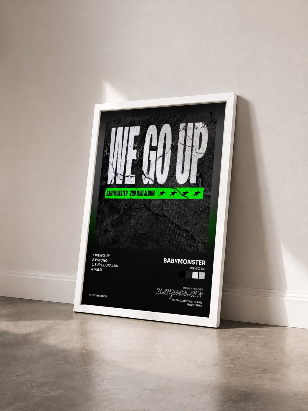 #blanc Tableau de l'album WE GO UP de BABYMONSTER vu de trois quarts, cadre blanc