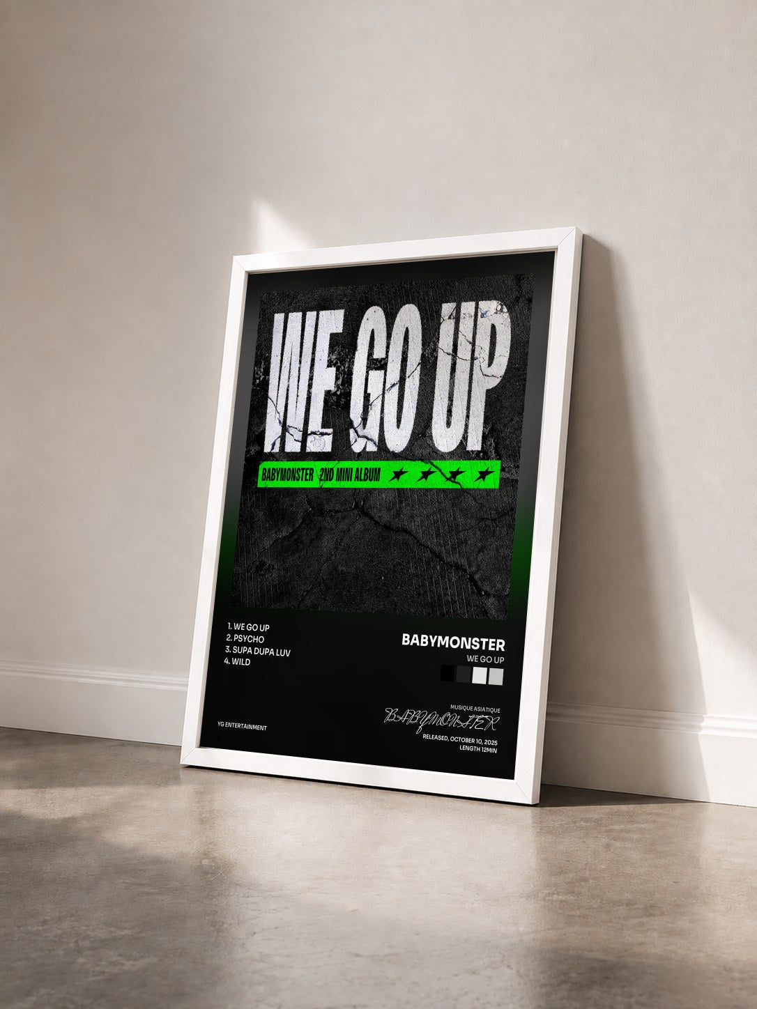 #blanc Tableau de l'album WE GO UP de BABYMONSTER vu de trois quarts, cadre blanc