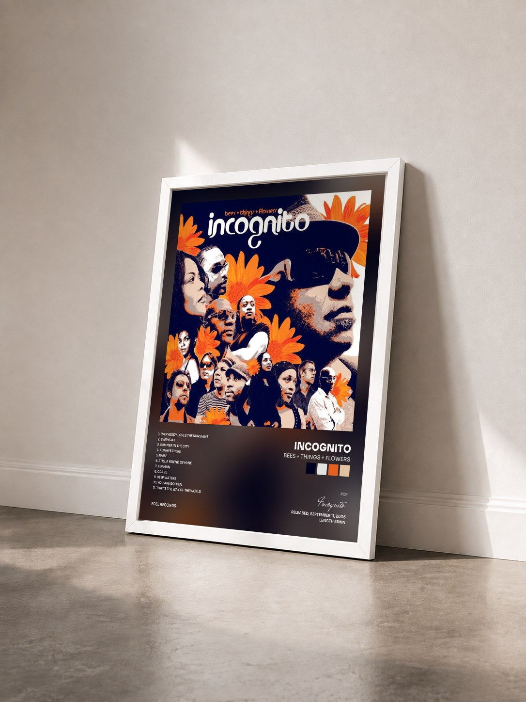 #blanc Tableau de l'album Bees + Things + Flowers de Incognito vu de trois quarts, cadre blanc