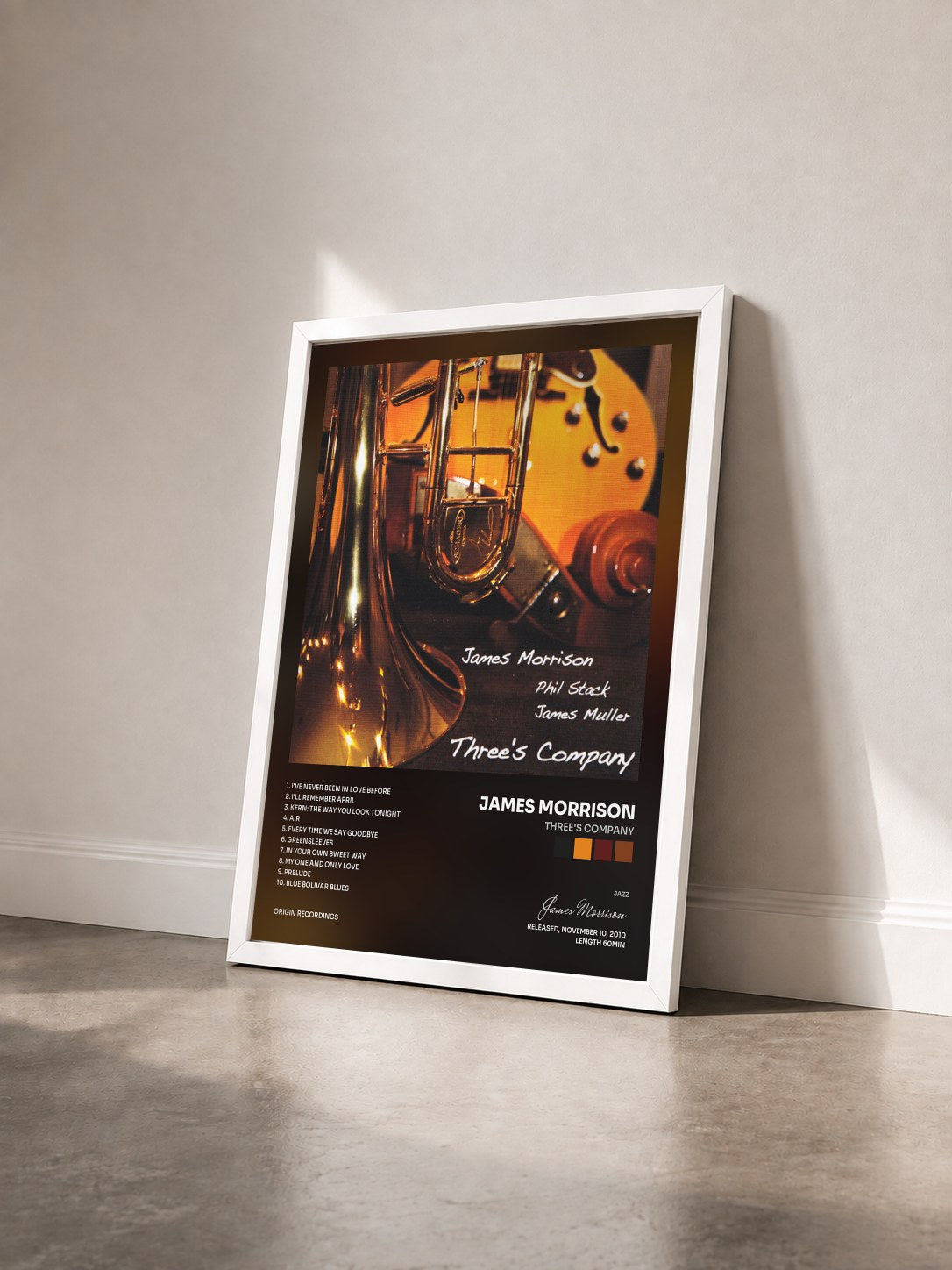 #blanc Tableau de l'album Three's Company de James Morrison vu de trois quarts, cadre blanc