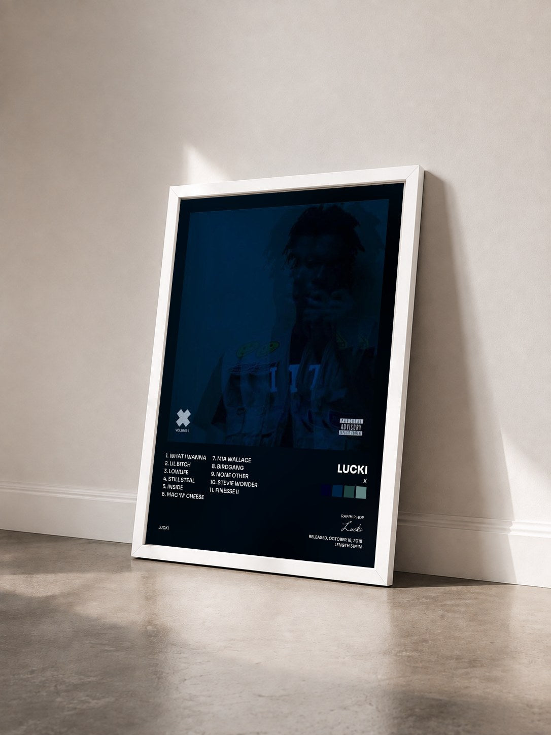 #blanc Tableau de l'album X de Lucki vu de trois quarts, cadre blanc