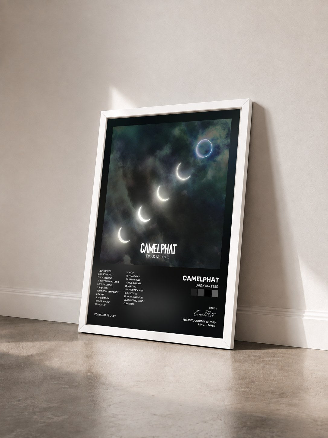 #blanc Tableau de l'album Dark Matter de CamelPhat vu de trois quarts, cadre blanc