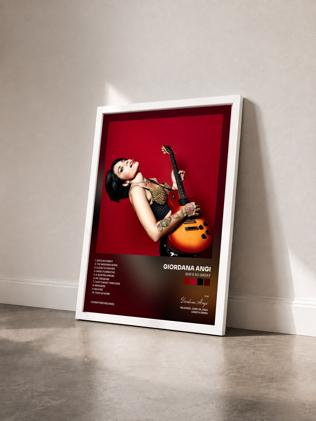#blanc Tableau de l'album she's so great de Giordana Angi vu de trois quarts, cadre blanc