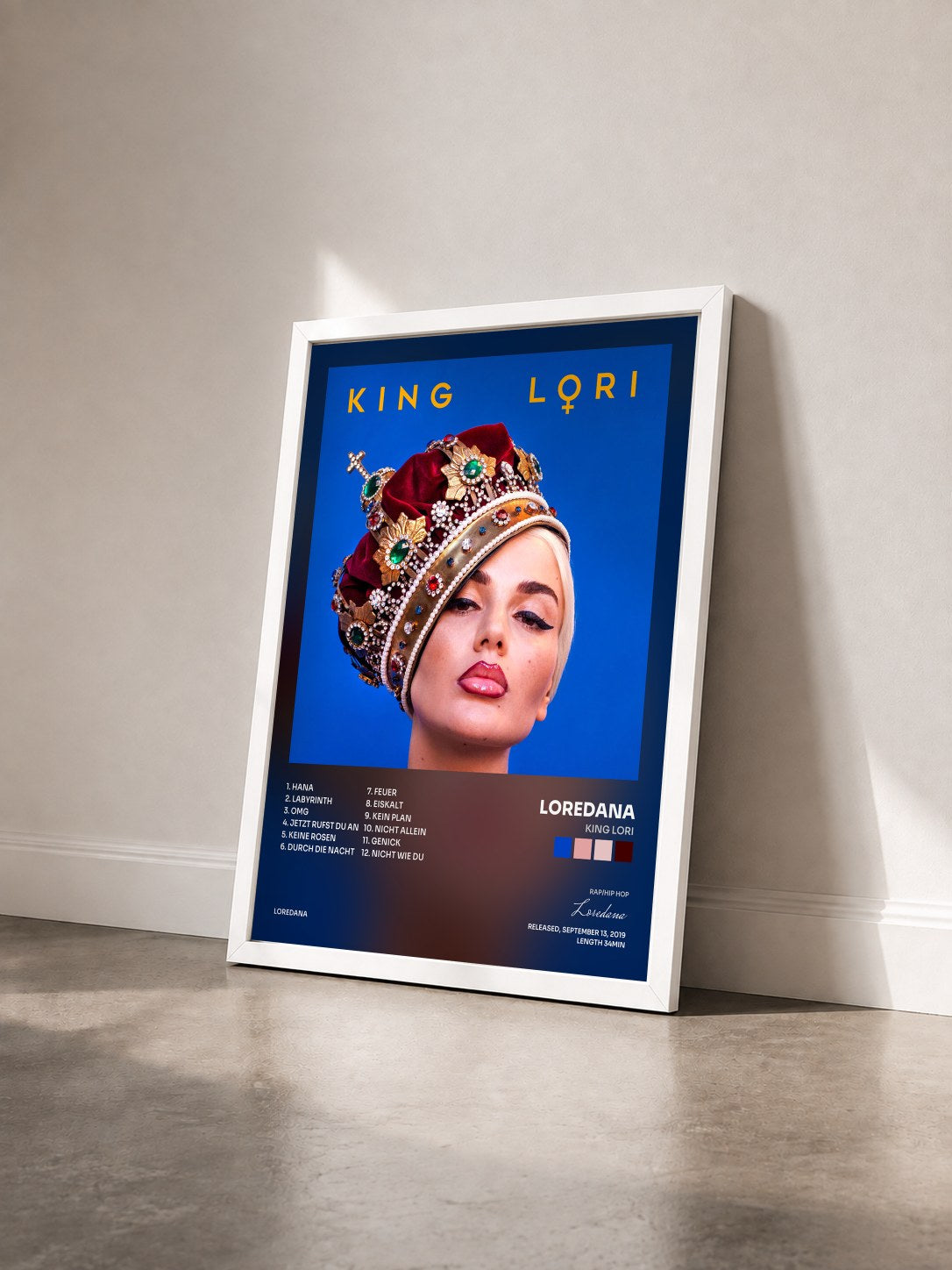 #blanc Tableau de l'album KING LORI de Loredana vu de trois quarts, cadre blanc