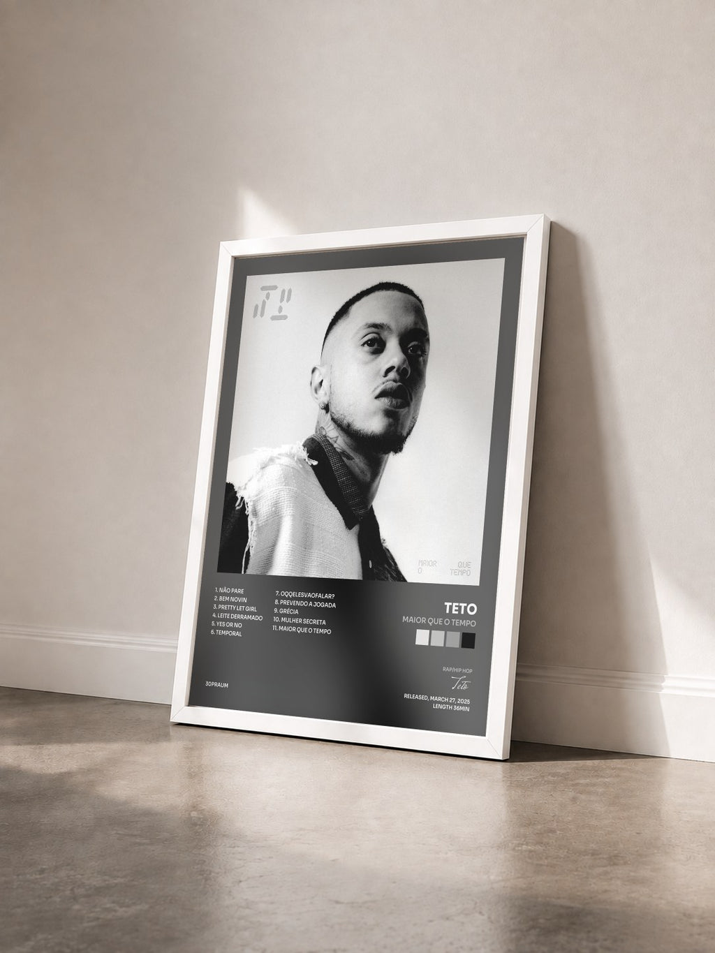 #blanc Tableau de l'album MAIOR QUE O TEMPO de Teto vu de trois quarts, cadre blanc