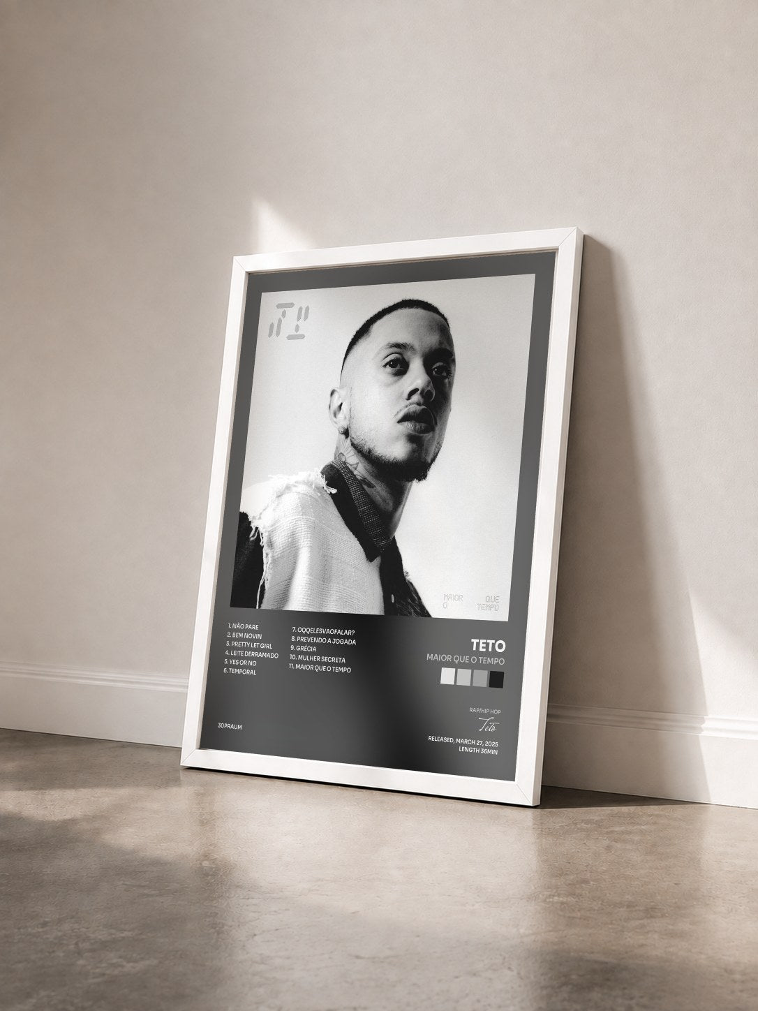 #blanc Tableau de l'album MAIOR QUE O TEMPO de Teto vu de trois quarts, cadre blanc