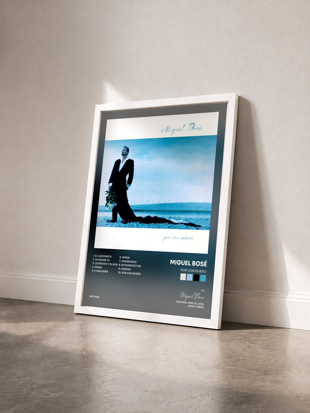 #blanc Tableau de l'album Por vos muero de Miguel Bosé vu de trois quarts, cadre blanc