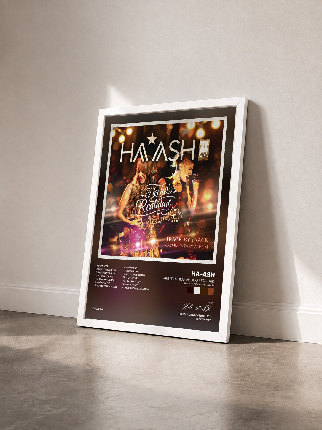 #blanc Tableau de l'album Primera Fila - Hecho Realidad (Track by Track Commentary) de HA-ASH vu de trois quarts, cadre blanc