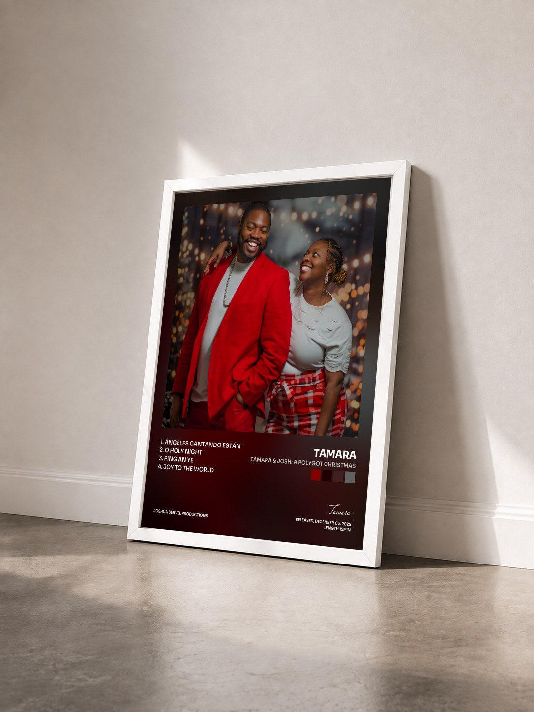#blanc Tableau de l'album Tamara & Josh: A Polygot Christmas de Tamara vu de trois quarts, cadre blanc