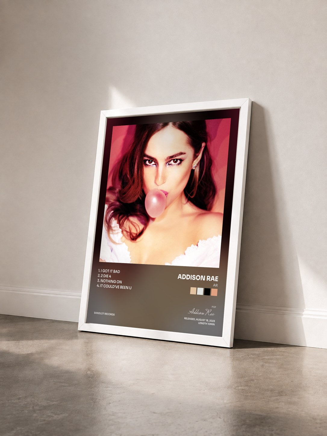 #blanc Tableau de l'album AR de Addison Rae vu de trois quarts, cadre blanc