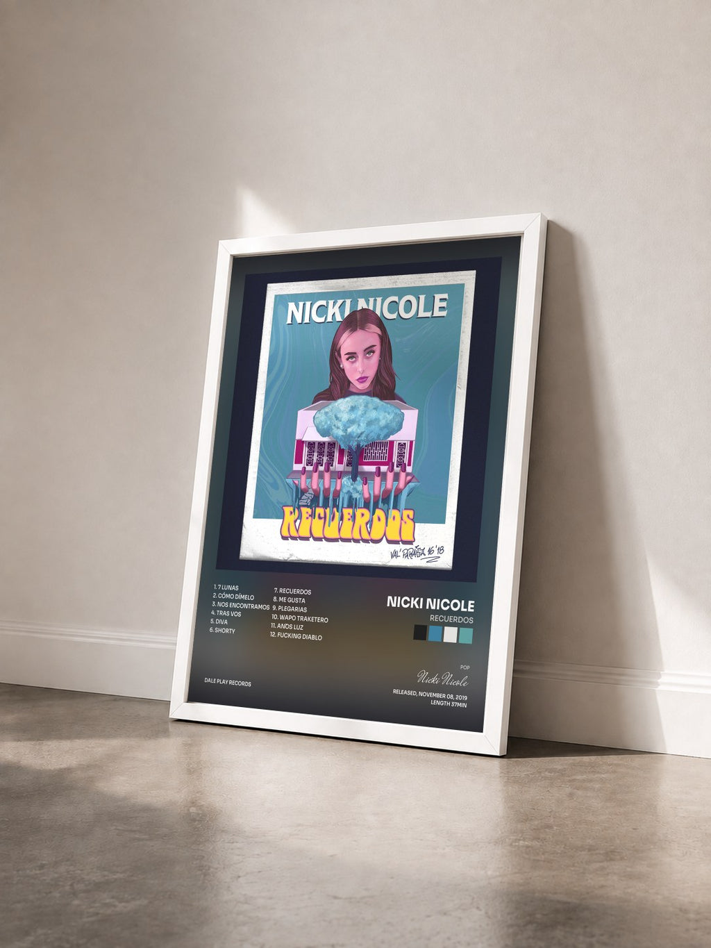 #blanc Tableau de l'album Recuerdos de Nicki Nicole vu de trois quarts, cadre blanc