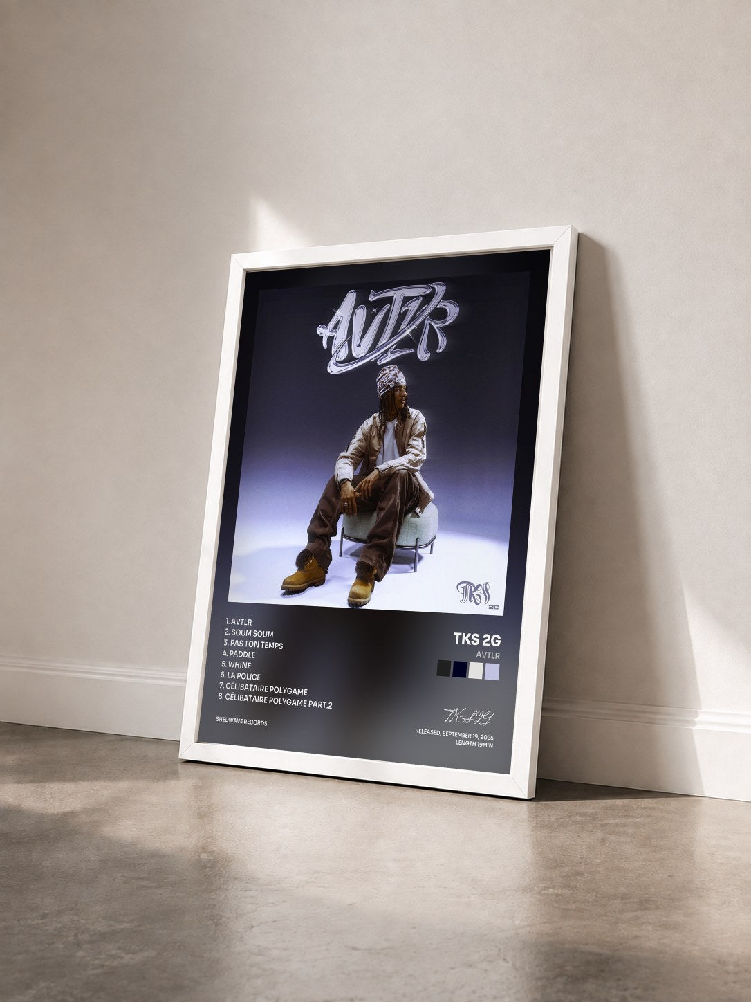 #blanc Tableau de l'album AVTLR de TKS 2G vu de trois quarts, cadre blanc