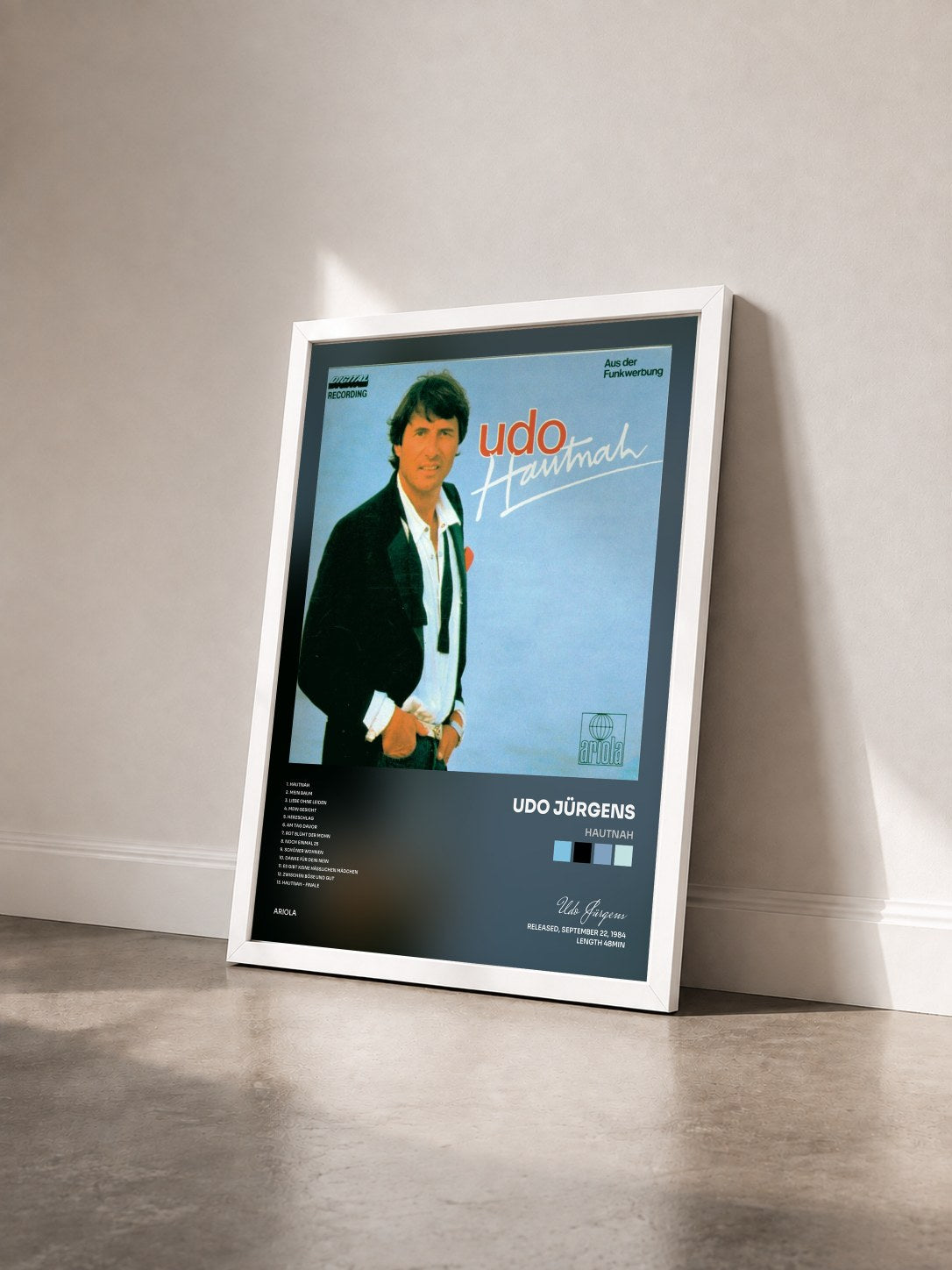 #blanc Tableau de l'album Hautnah de Udo Jürgens vu de trois quarts, cadre blanc