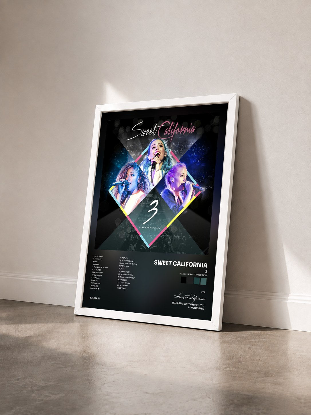 #blanc Tableau de l'album 3 (Ladies' Night Tour Edition) de Sweet California vu de trois quarts, cadre blanc