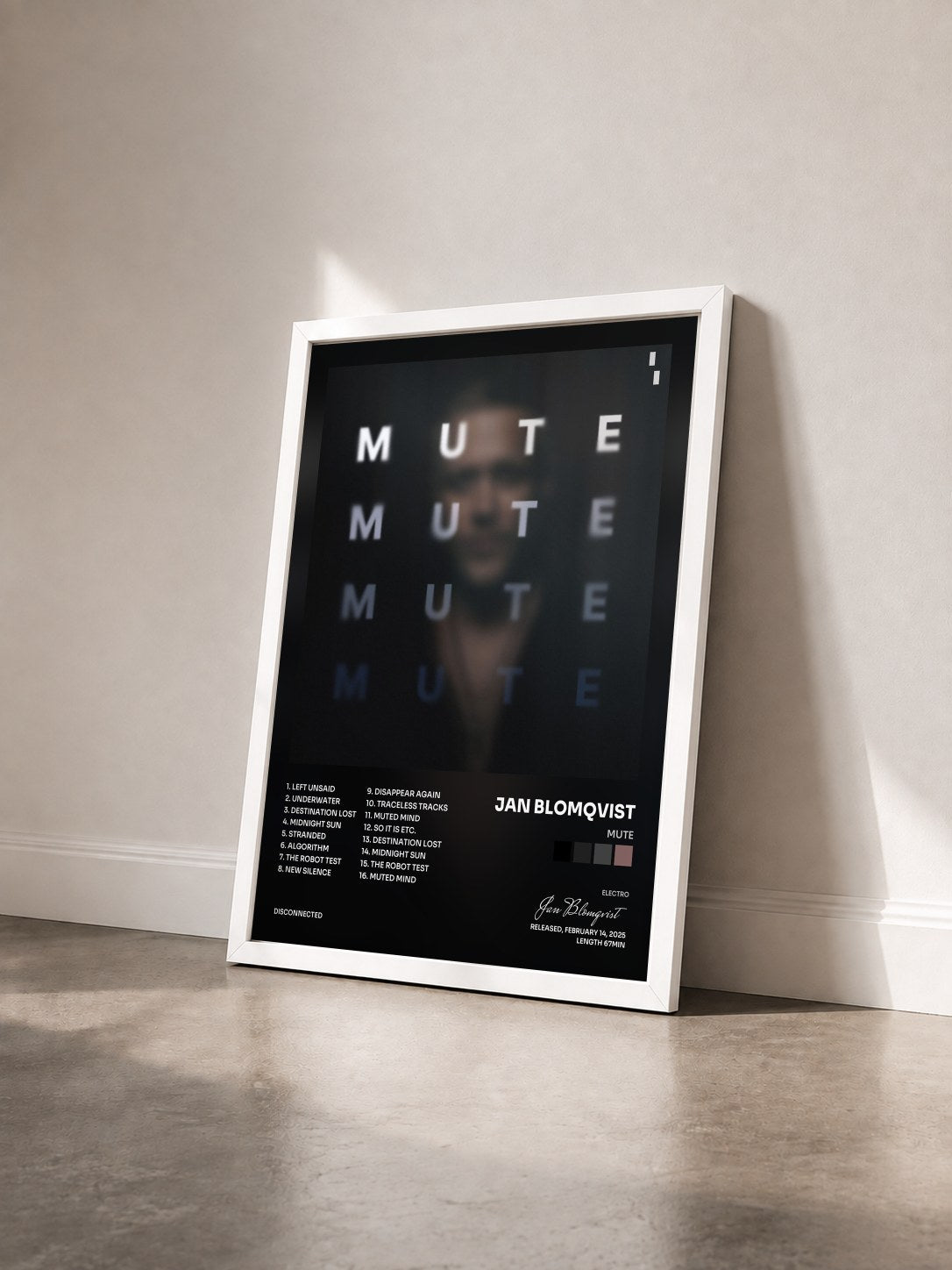 #blanc Tableau de l'album MUTE de Jan Blomqvist vu de trois quarts, cadre blanc