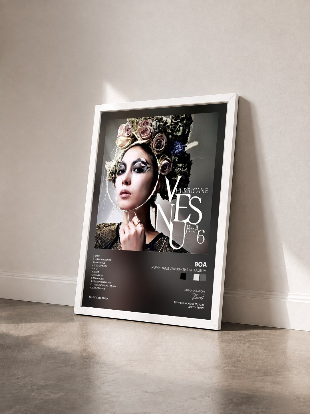#blanc Tableau de l'album Hurricane Venus - The 6th Album de BoA vu de trois quarts, cadre blanc