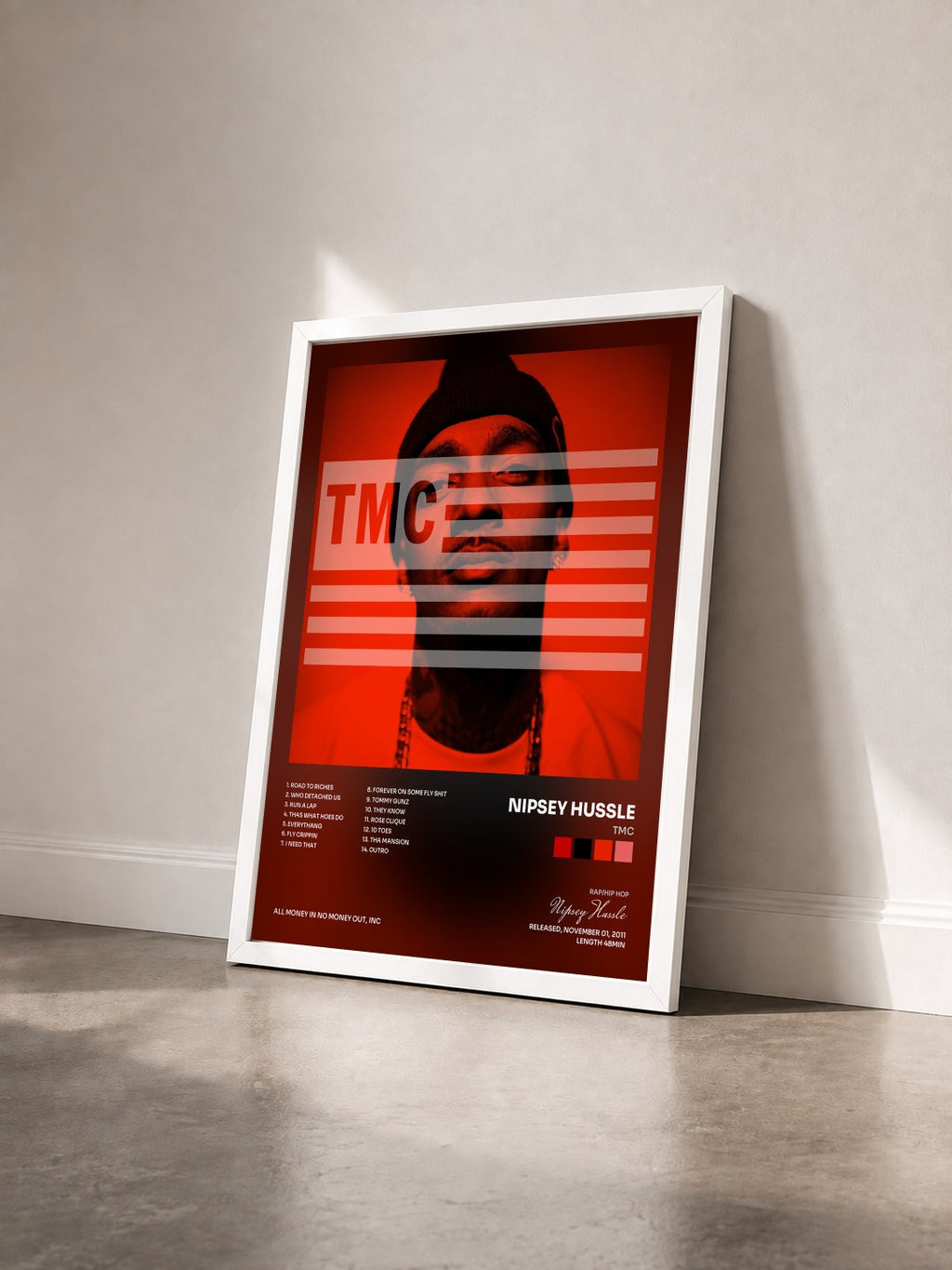 #blanc TMC von Nipsey Hussle als gerahmter Kunstdruck von schräg gesehen, weißer Rahmen